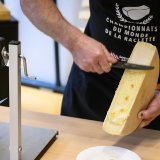 Au total, 87 fromages issus de sept pays étaient sur les rangs pour ces premiers championnats du monde de raclette. KEYSTONE/JEAN-CHRISTOPHE BOTT